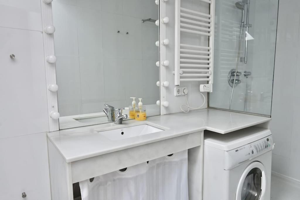 For You Rentals Apartamento Temporal Con Encanto A Pocos Metros Del Sol Myr13 Madrid Exterior photo